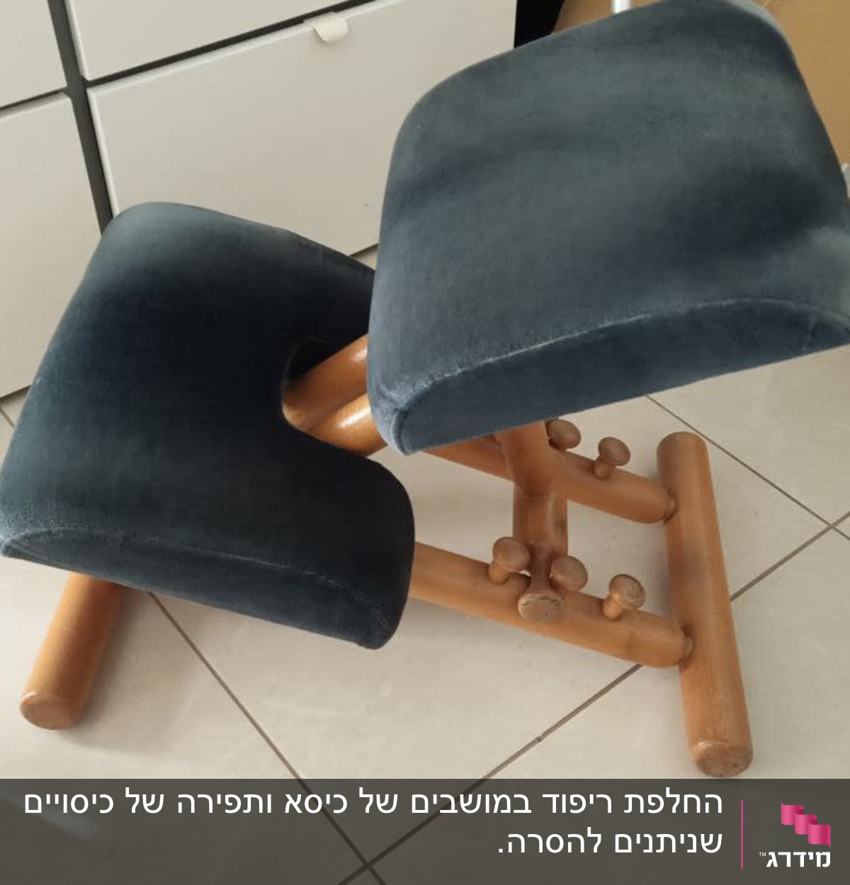 כיסא עם ריפוד קטיפה כחול על רגלי עץ